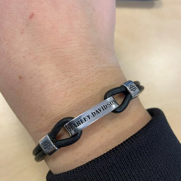 HARLEY DAVIDSON LADIES SILVER AND LEATHER BRACELET - Picture 1 of 3